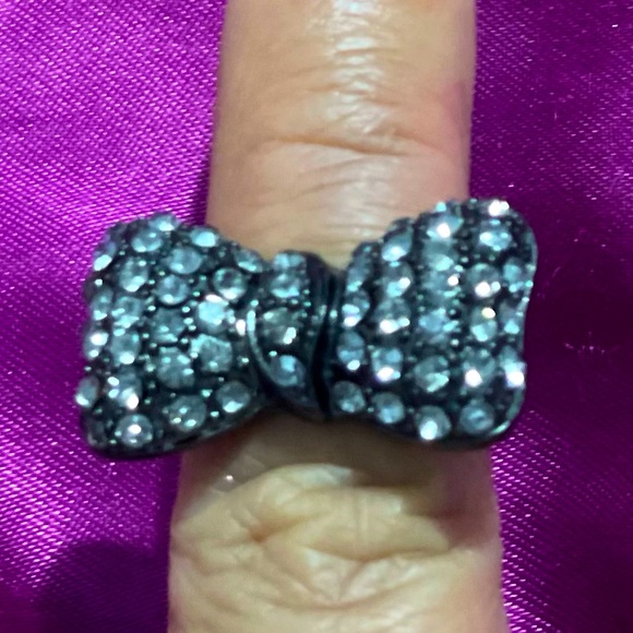 Gunmetal bow ring in Woman’s size 7 - Picture 3 of 5